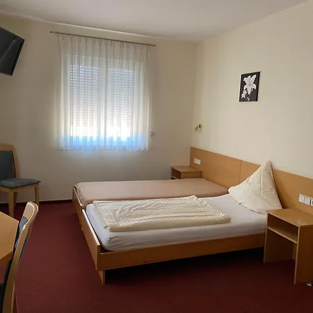 Zum Bahnhof Guest house Moerlheim