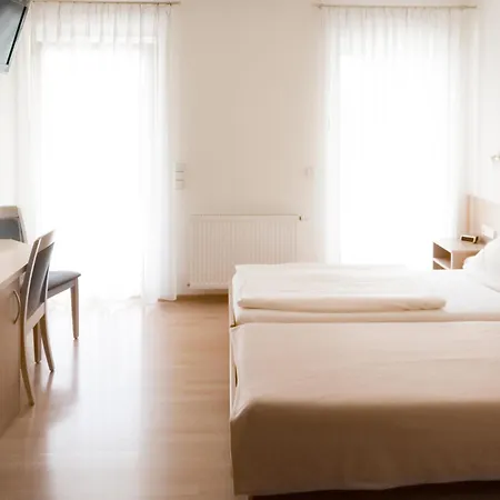 Zum Bahnhof Guest house Moerlheim