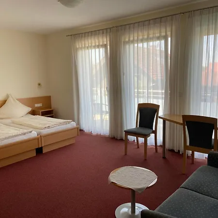 Zum Bahnhof Moerlheim