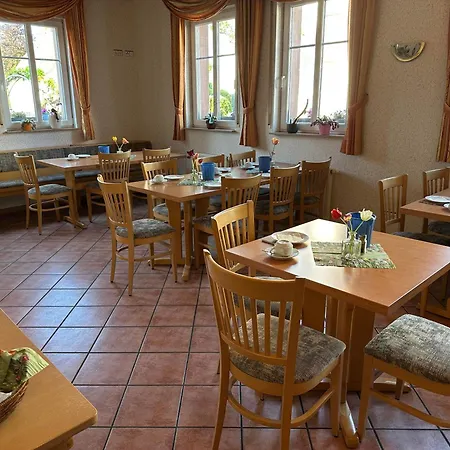 Zum Bahnhof Guest house Moerlheim