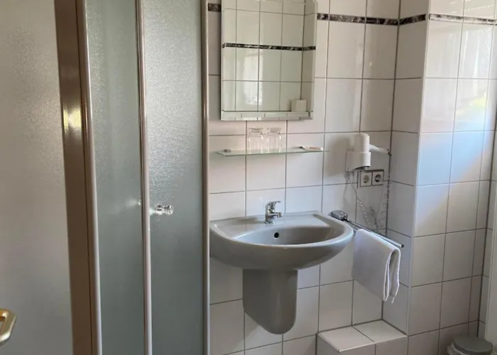 Zum Bahnhof בית הארחה Moerlheim