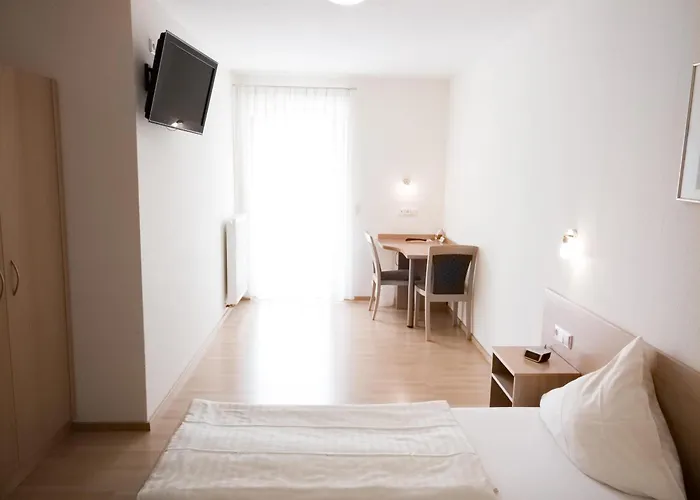 Zum Bahnhof בית הארחה Moerlheim