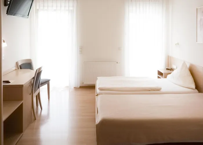 Zum Bahnhof בית הארחה Moerlheim